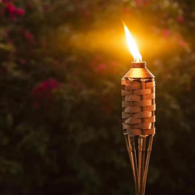Natural Bamboo Tiki Torch With Black Metal Wick Holder For Outdoor Decoration 1